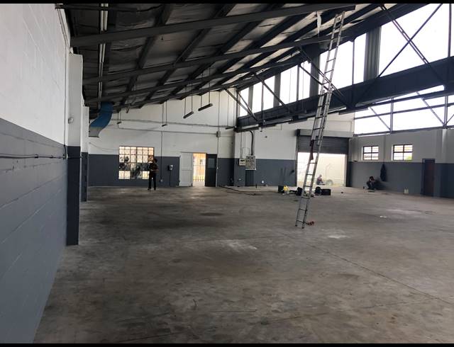 410M² WAREHOUSE RENTED IN CLAREMONT